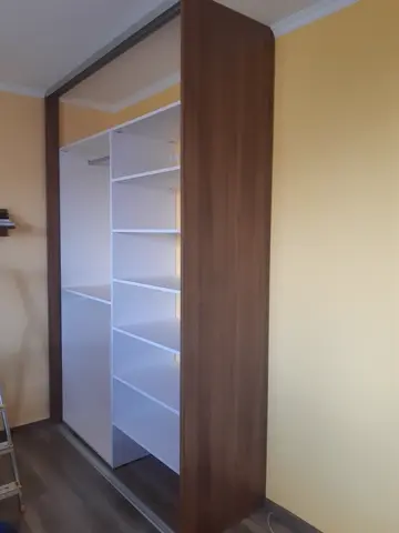 Vnútorné členenie skrine na mieru, svetlý dekor dreva