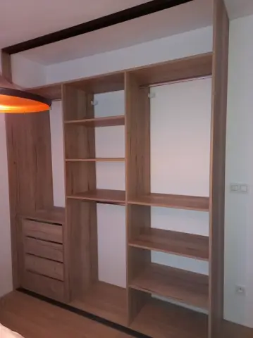 Vnútorné členenie skrine na mieru v dekore dub