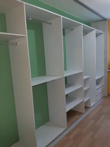 Vnútorné členenie skrine na mieru, biela