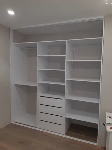 Vnútorné členenie skrine na mieru, biela
