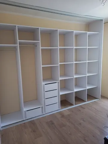 Vnútorné členenie skrine na mieru, biela