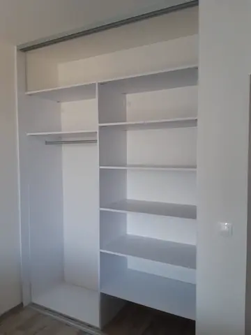 Vnútorné členenie skrine na mieru, biela