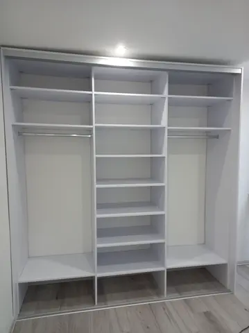 Vnútorné členenie skrine na mieru, biela