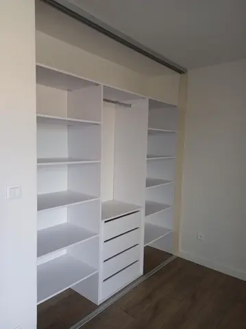 Vnútorné členenie skrine na mieru, biela