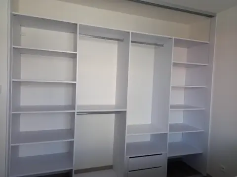 Vnútorné členenie skrine na mieru, biela