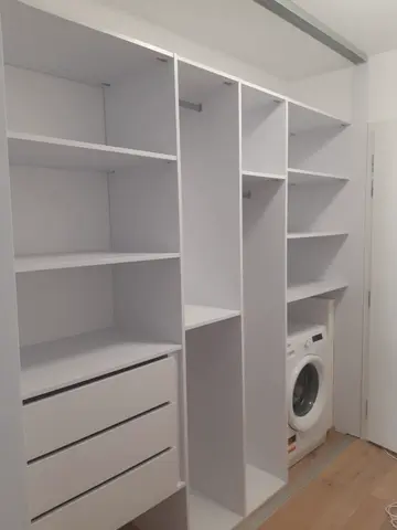 Vnútorné členenie skrine na mieru, biela