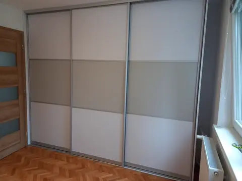 Vnútorné členenie skrine na mieru, kombinácia dekorov