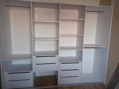 Vnútorné členenie skrine na mieru, biela