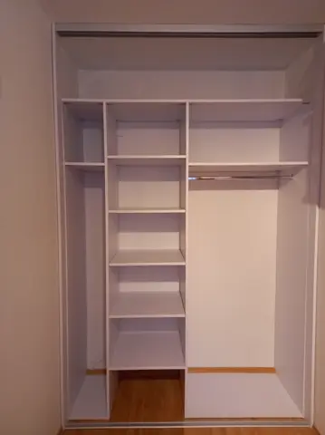 Vnútorné členenie skrine na mieru, biela