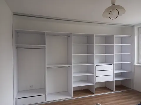 Vnútorné členenie skrine na mieru, biela