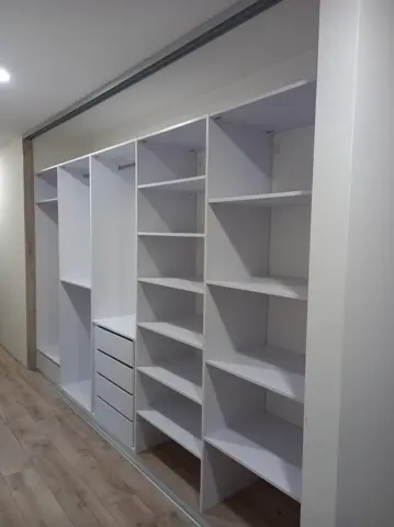Vnútorné členenie skrine na mieru, biela