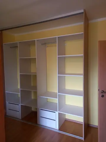 Vnútorné členenie skrine na mieru, biela