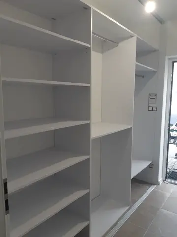 Vnútorné členenie skrine na mieru, biela