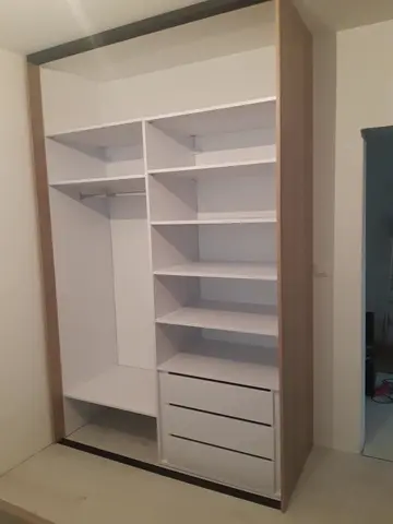 Vnútorné členenie skrine na mieru, kombinácia dekorov