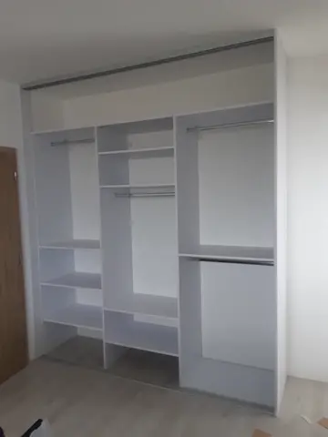 Vnútorné členenie skrine na mieru, biela