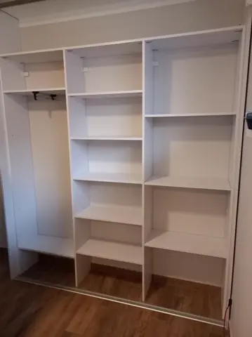 Vnútorné členenie skrine na mieru, biela