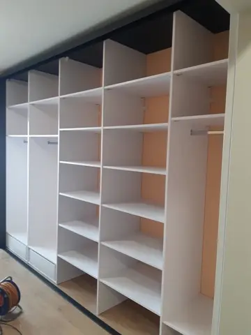 Vnútorné členenie skrine na mieru, biela