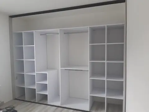 Vnútorné členenie skrine na mieru, biela