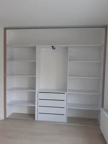 Vnútorné členenie skrine na mieru, biela