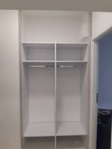 Vnútorné členenie skrine na mieru, biela