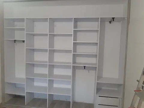 Vnútorné členenie skrine na mieru, biela