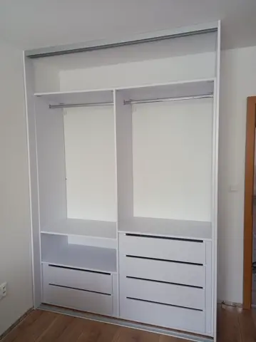 Vnútorné členenie skrine na mieru, biela