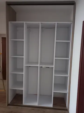 Vnútorné členenie skrine na mieru, biela