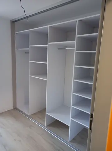 Vnútorné členenie skrine na mieru, biela