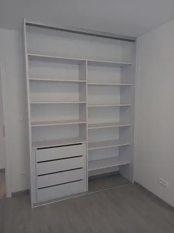 Vnútorné členenie skrine na mieru, biela