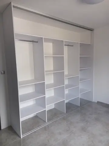 Vnútorné členenie skrine na mieru, biela