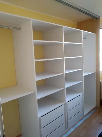 Vnútorné členenie skrine na mieru, biela