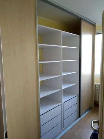Vnútorné členenie skrine na mieru, svetlý dekor dreva