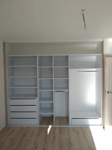 Vnútorné členenie skrine na mieru, biela