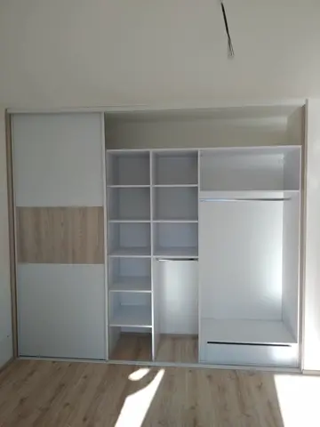 Vnútorné členenie skrine na mieru, biela