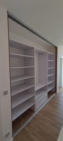 Vnútorné členenie skrine na mieru, biela