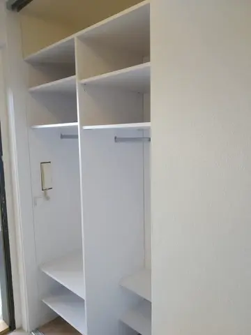 Vnútorné členenie skrine na mieru, biela