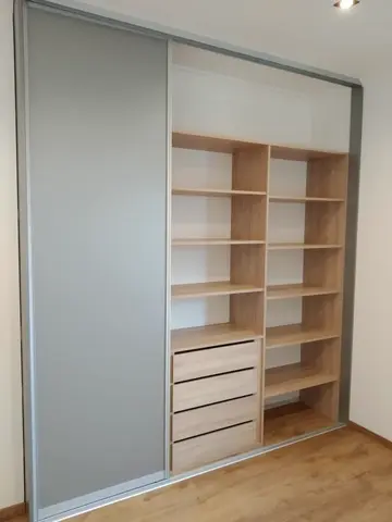 Vnútorné členenie skrine na mieru, kombinácia dekorov