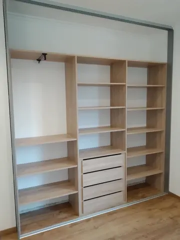 Vnútorné členenie skrine na mieru v dekore dub