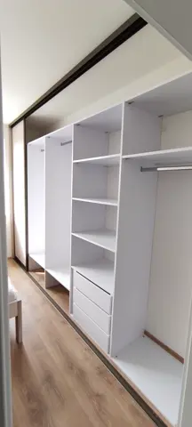 Vnútorné členenie skrine na mieru, biela