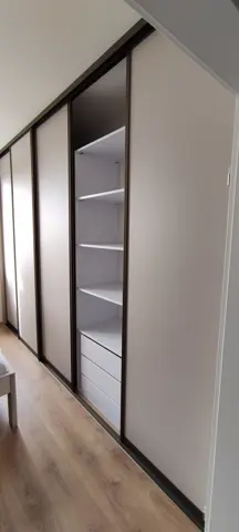Vnútorné členenie skrine na mieru, biela