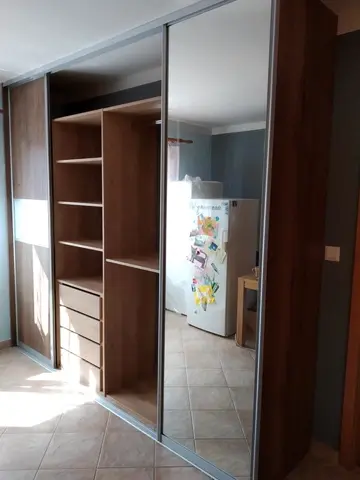 Vnútorné členenie skrine na mieru v dekore orech