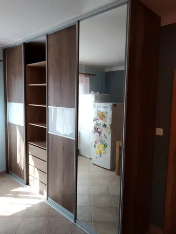 Vnútorné členenie skrine na mieru v dekore orech