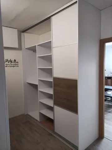 Vnútorné členenie skrine na mieru, kombinácia dekorov