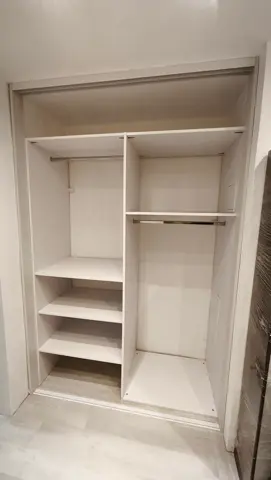 Vnútorné členenie skrine na mieru, biela