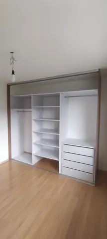 Vnútorné členenie skrine na mieru, biela