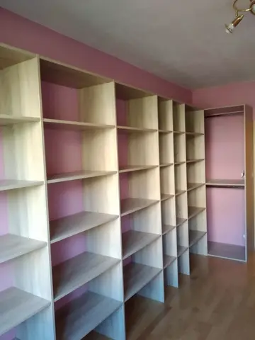 Vnútorné členenie skrine na mieru v dekore dub