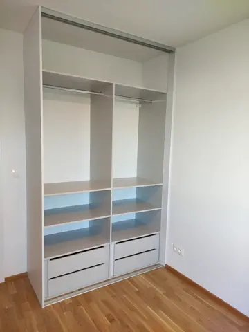 Vnútorné členenie skrine na mieru, biela