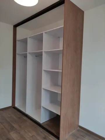 Vnútorné členenie skrine na mieru, svetlý dekor dreva