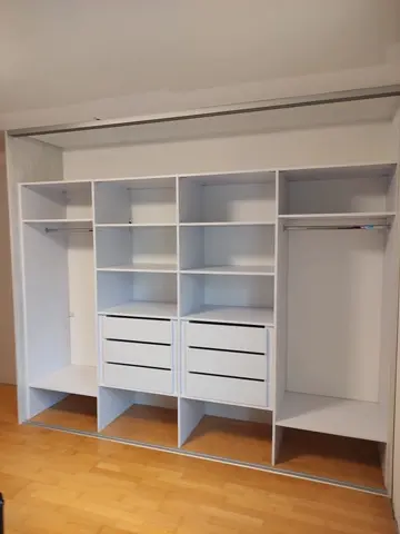 Vnútorné členenie skrine na mieru, biela