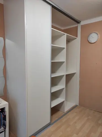 Vnútorné členenie skrine na mieru, biela